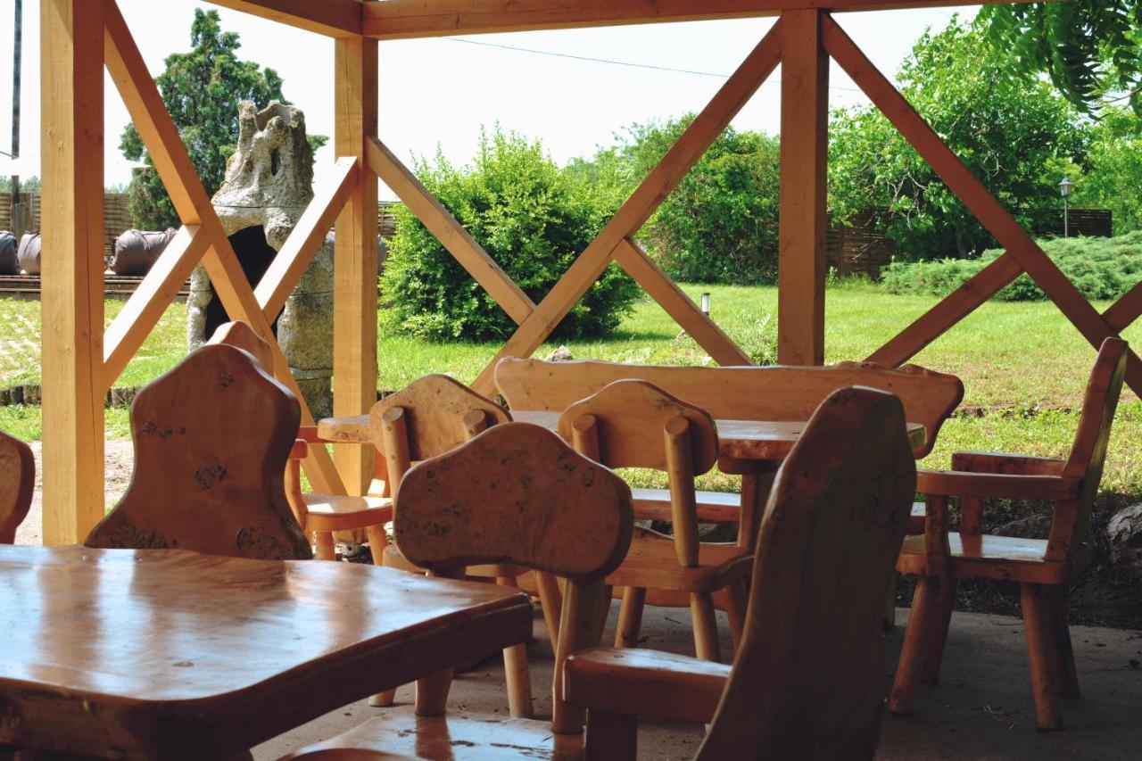 Matko Airport Es Elmenykoezpont Bed & Breakfast Exterior photo
